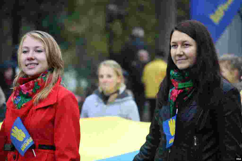 На митинге националистов было много украинской атрибутики, партийной символики ультраправых партий и молодежи