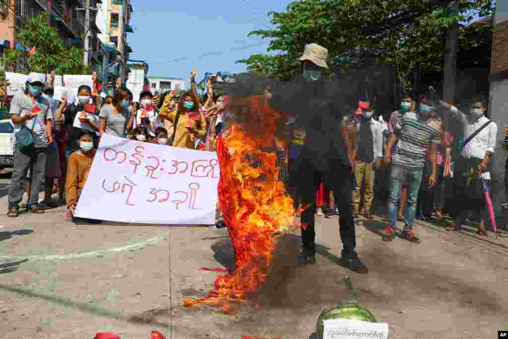 معترضان به کودتای نظامی در میانمار (برمه)، با به آتش کشیدن پرچم چین، خواستار قطع رابطه اقتصادی با آن کشور شدند.