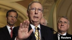 Pemimpin minoritas Senat AS, Mitch McConnell (tengah), menegaskan bahwa Partai Republik akan menggunakan pagu utang dalam mengurangi defisit AS (foto: dok). 