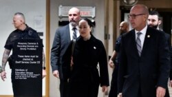 La directora financiera de Huawei, Meng Wanzhou, sale de la Corte Suprema después de su audiencia de extradición en Vancouver, Columbia Británica.