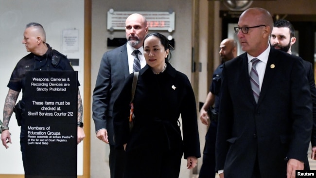 La directora financiera de Huawei, Meng Wanzhou, sale de la Corte Suprema después de su audiencia de extradición en Vancouver, Columbia Británica.