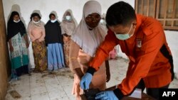 ရိုဟင်ဂျာဒုက္ခသည်များကို အင်ဒိုနီးရှားရဲက မှတ်ပုံတင် စိစစ်နေစဉ် 