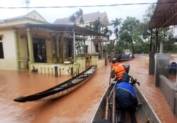 Sebuah desa yang terdampak banjir di Provinsi Quang Tri, Vietnam, 12 Oktober 2020. (Ho Cau/VNA via REUTERS)