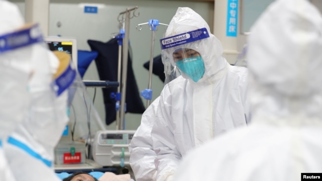 武汉中心医院医护人员正在救治患者。(2020年1月25日)