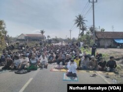 Warga Desa Palihan, Kulonprogo yang terdampak pembangunan bandara menggelar ibadah di jalan menolak kedatangan tim pembersih lahan.(Nurhadi Sucahyo/VOA)