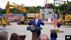 Presiden AS Joe Biden menyampaikan pidatonya mengenai program Build Back Better dalam kunjungannya ke Howell, Michigan, pada 5 Oktober 2021. (Foto: AP/Evan Vucci)