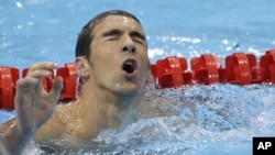 런던올림픽 수영 남자 개인 400m 혼영에서 4위를 차지한 뒤 아쉬운 표정을 짓고 있는 미국의 마이클 펠프스