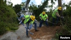 Contratistas del Cuerpo de Ingenieros del Ejército de EE.UU. trabajan en la red eléctrica de Puerto Rico. Reuters.