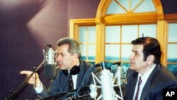 Ο Δ. Αβραμόπουλος με τον Γ. Μπίστη σε παλαιότερη επ;iσκεψή του στη VOA.