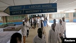 ARSIP - Mahasiswa kedokteran Kenya berjalan menuju bangsal persalinan di Rumah Sakit Nasional Kenyatta dalam sebuah unjuk rasa para doker menuntut dipenuhinya kesepakatan tahun 2013 antara serikat dokter dan pemerintah (foto: REUTERS/Thomas Mukoya)
