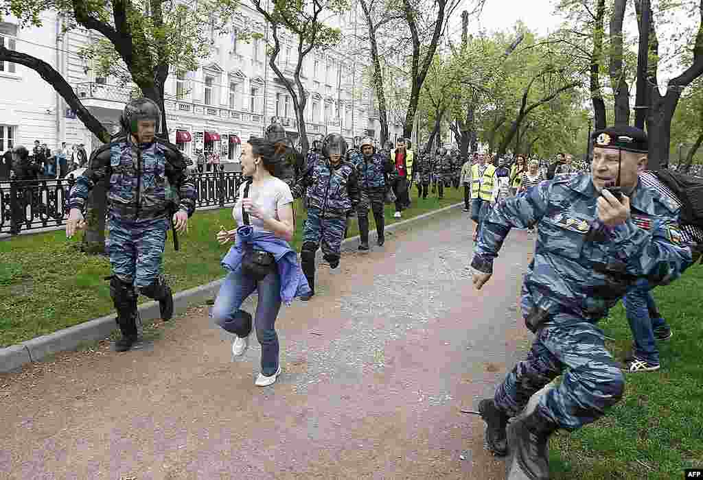 Тим часом міліція розганяла опозиційних демонстрантів. 07.05.2012.AP