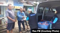 Kru Rau FM Padang Sidempuan membagikan nasi bungkus Jumat, 29 Maret 2019 pagi. (courtesy: Rau FM)