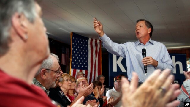 El aspirante republicano John Kasich habla durante un mitin en Derry, New Hampshire.