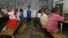 Anak-anak belajar di raung kelas sederhana di Harare, Zimbabwe (foto: ilustrasi). Kondisi ekonomi yang memburuk menyebabkan anak-anak harus bekerja membantu keluarga mereka. 