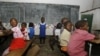 Des enfants zimbabwéens sont assis dans une salle de classe dans une école de Norton, à 55 km à l’ouest de Harare, le 28 janvier 2009 