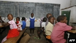 Des enfants zimbabwéens sont assis dans une salle de classe dans une école de Norton, à 55 km à l’ouest de Harare, le 28 janvier 2009 