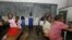 Des enfants zimbabwéens sont assis dans une salle de classe dans une école de Norton, à 55 km à l’ouest de Harare, le 28 janvier 2009 