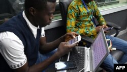 Un étudiant de l'université virtuelle à Abidjan, le 28 novembre 2019. (Photo by ISSOUF SANOGO / AFP)