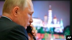 블라디미르 푸틴 러시아 대통령이 모스크바 관저에서 통화하고 있다. (자료사진)