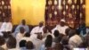 Le président sénégalais Macky Sall en blanc à droite venu présenter ses condoléances chez le défunt Khalife à Touba, Sénégal, 10 janvier 2018. (VOA/ Seydina Aba Gueye)