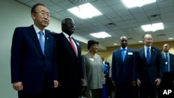 De gauche à droite: Le secrétaire général des Nations Unies Ban Ki-moon, le président de la Sierra Leone Ernest Bai Koroma, la présidente du Liberia Ellen Johnson Sirleaf, le président de la Guinée Alpha Condé et le président de la Banque mondiale Jim Yong Kim, posent pour une photo en marge d’une réunion sur la maladie d’Ebola au siège du FMI à Washington, le 17 avril 2015. 