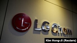 Logo LG Chem terlihat di gedung kantornya di Seoul, Korea Selatan, 16 Oktober 2020. (Foto: REUTERS/Kim Hong-Ji)