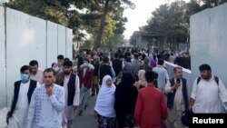 Orang-orang berjalan di pintu masuk Bandara Internasional Hamid Karzai di Kabul, Afghanistan, 16 Agustus 2021. (Foto: REUTERS)