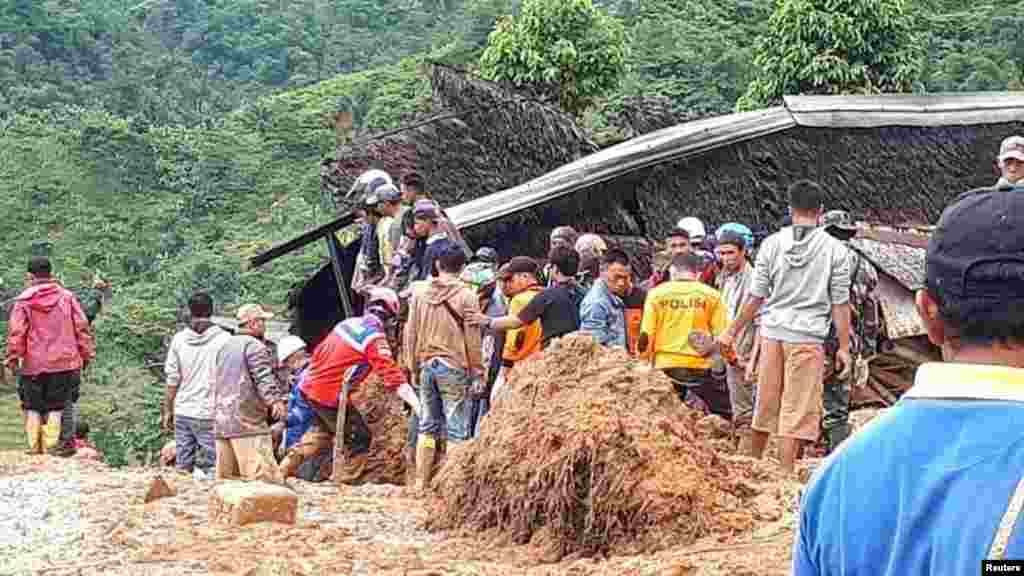 Tim penyelamat berusaha mencari korban tanah longsor di Sukabumi, Jawa Barat, hari Selasa 1/1 yang menewaskan sedikitnya 15 orang dan sekitar 41 orang lainnya masih hilang. (Foto: SEKOLAH RELAWAN).