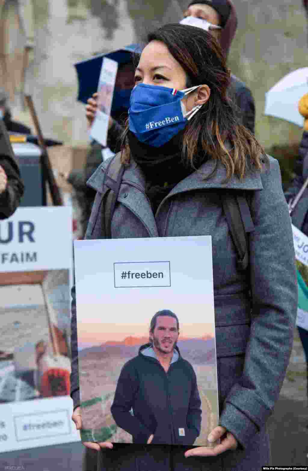 تجمع در میدان تروکادرو در پاریس و درخواست برای آزادی بنجامین بریر، گردشگر فرانسوی که در ایران به اتهام جاسوسی به زندان افتاده است