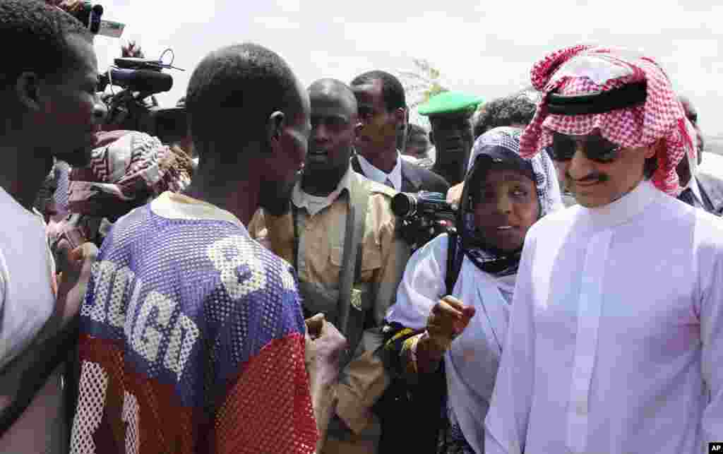 Al-Waleed bin Talal Bin oo la hadlaya qaar ka tirsan barakacayaasha.