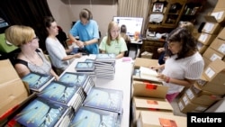 Nhân viên chất những ấn bản của "Go Set A Watchman" ra khỏi thùng tại hiệu sách Ol' Curiosities & Book Shoppe ở Monroeville, bang Alabama, ngày 14 tháng 7, 2015.