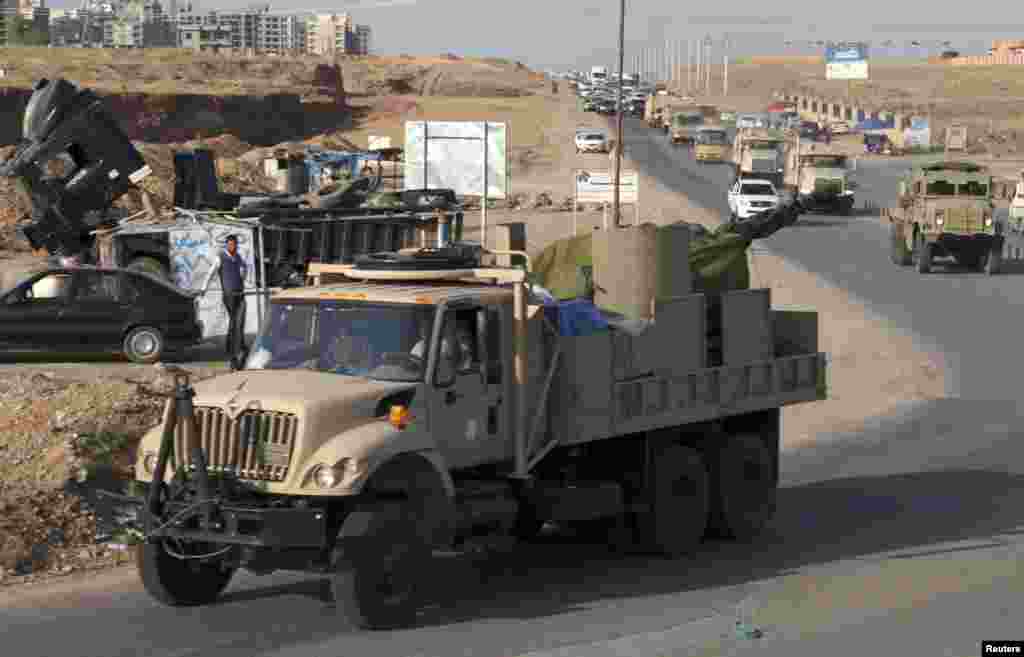 عراقی کُرد پیش مرگہ جنگجو توب خانے اور مشین گنوں سے مسلح ہیں۔ 