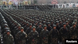 中国武警在新疆喀什举行反恐宣誓仪式。（2017年2月27日）