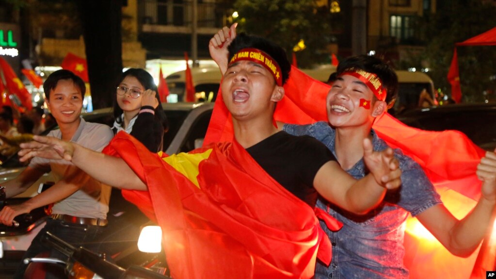 Đám đông cuồng nhiệt đổ ra đường phố Hà Nội đêm 23 tháng Giêng.