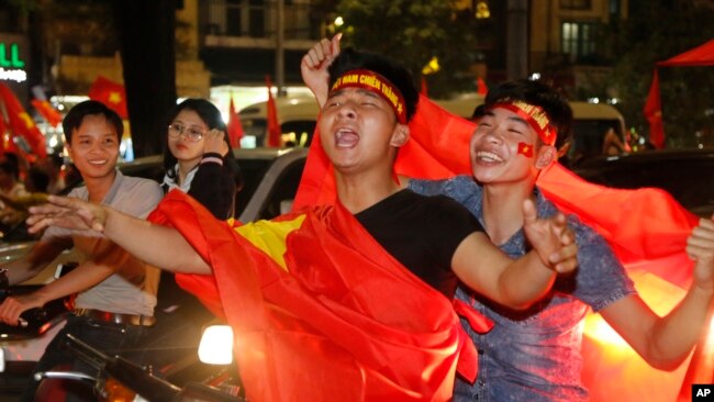 Người Việt luôn cuồng nhiệt với bóng đá, và World Cup là một sự kiện thể thao được nhiều người theo dõi ở Việt Nam. Ít ngày trước khi bóng lăn, Đài Truyền hình Việt Nam, mới sở hữu bản quyền phát sóng World Cup.