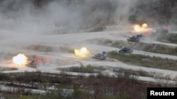 Tank K1A1 Korsel dan Tank AS M1A2 menembakkan peluru tajam saat latihan gabungan militer dengan peuru tajam antara AS-Korsel, di medan latihan, dekat zona demiliterisasi, yang memisahkan dua Korea di Pocheon, Korsel, 21 April 2017 (foto: REUTERS/Kim Hong Ji)