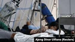 Seorang pasien COVID-19 sedang menerima oksigen di tenda gawat darurat di sebuah rumah sakit di Jakarta, Kamis, 24 Juni 2021. (Foto: Ajeng Dinar Ulfiana/Reuters)