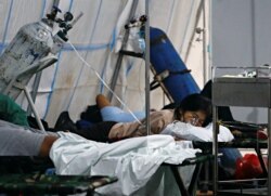 Seorang pasien COVID-19 sedang menerima oksigen di tenda gawat darurat di sebuah rumah sakit di Jakarta, Kamis, 24 Juni 2021. (Foto: Ajeng Dinar Ulfiana/Reuters)