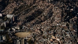 Un campo de béisbol se encuentra vacío en el barrio de Catia durante una cuarentena impuesta por el gobierno para ayudar a detener la propagación del nuevo coronavirus en Caracas, Venezuela.