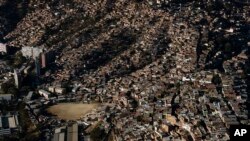 Un campo de béisbol vacío en el vecindario de Catia durante una cuarentena impuesta por el gobierno para ayudar a detener la propagación del nuevo coronavirus en Caracas, Venezuela, el viernes 20 de marzo de 2020.