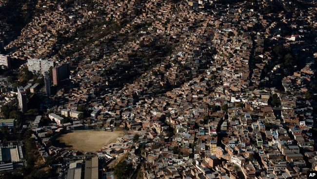 Un campo de béisbol vacío en el vecindario de Catia durante una cuarentena impuesta por el gobierno para ayudar a detener la propagación del nuevo coronavirus en Caracas, Venezuela, el viernes 20 de marzo de 2020.