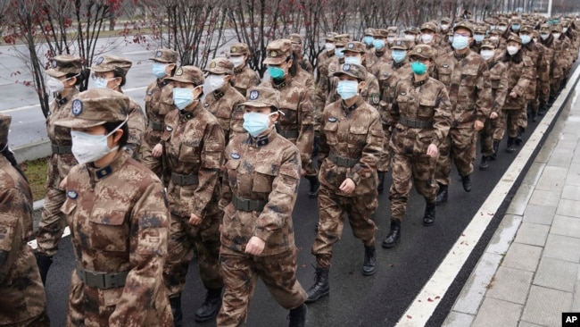 中国武汉市一家医院的军事医疗队队员。（2020年1月26日）