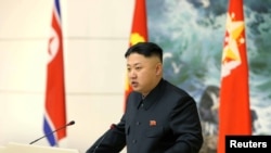 Pemimpin Korea Utara Kim Jong-un menyampaikan pidatonya dalam acara santap malam bersama para ilmuwan dan berbagai pihak yang terlibat dalam peluncuran roket Unha-3 yang berhasil membawa satelit Kwangmyongsong-3 versi ke-2 di Pyongyang (21/12).