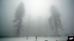 La neblina envuelve la ruta de la biatlón, evento que ha sido postergado para el martes.