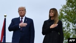 Le président américain Donald Trump et la première dame Melania Trump assistent à une cérémonie commémorant le 19e anniversaire des attentats du 11 septembre à Shanksville, en Pennsylvanie, le 11 septembre 2020. (Photo by Brendan Smialowski / AFP)