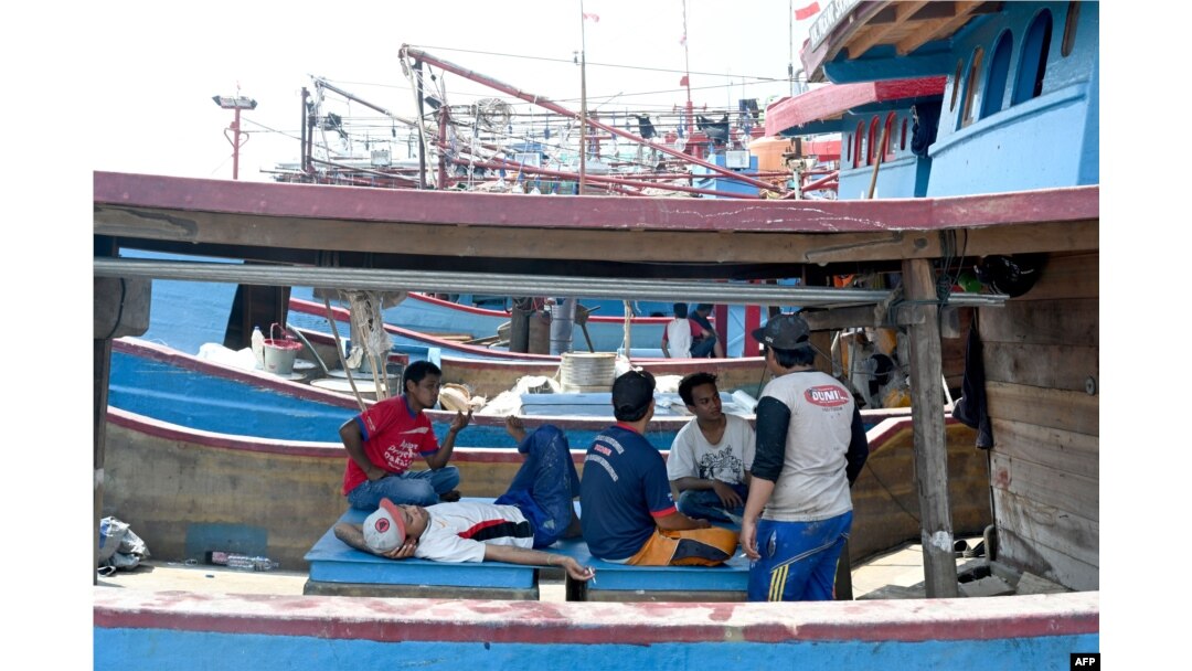Para nelayan beristirahat di kapalnya di pelabuhan di Jakarta, 5 Mei 2019. (Foto: AFP)
