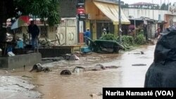 De fortes pluies ont touché certains quartiers d'Abidjan, entraînant des décès, le 19 juin 2018. (VOA/Narita Namasté) 