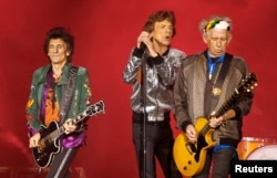 Dari kiri: Ron Wood, Mick Jagger dan Keith Richards saat tampil di Hamburg, Jerman, 9 September 2017.