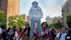 New York'ta öldürülen siyah gencin maketiyle mahkeme kararını protesto eden göstericiler
