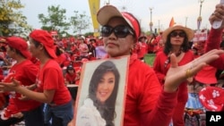 လက်ရှိအစိုးရကို ထောက်ခံသူတွေက ဝန်ကြီးချုပ် Yingluck Shinawatra ရဲ့ ဓာတ်ပုံကို ကိုင်ဆောင် ဆန္ဒဖော်ထုတ်ကြစဉ်။ (ဧပြီ ၅၊ ၂၀၁၄) 